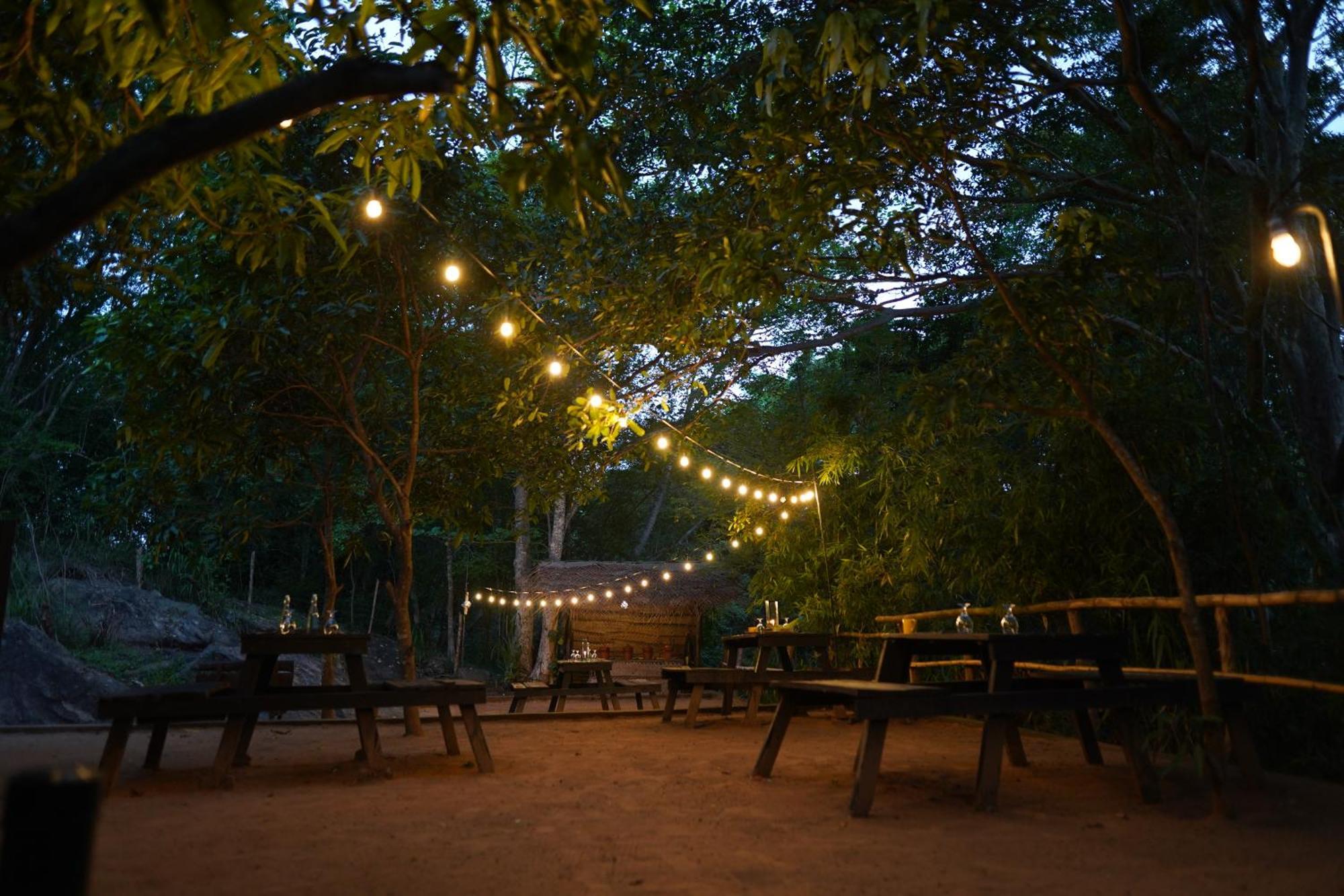 River Glamping By Gaga Bees Udawalawe Esterno foto