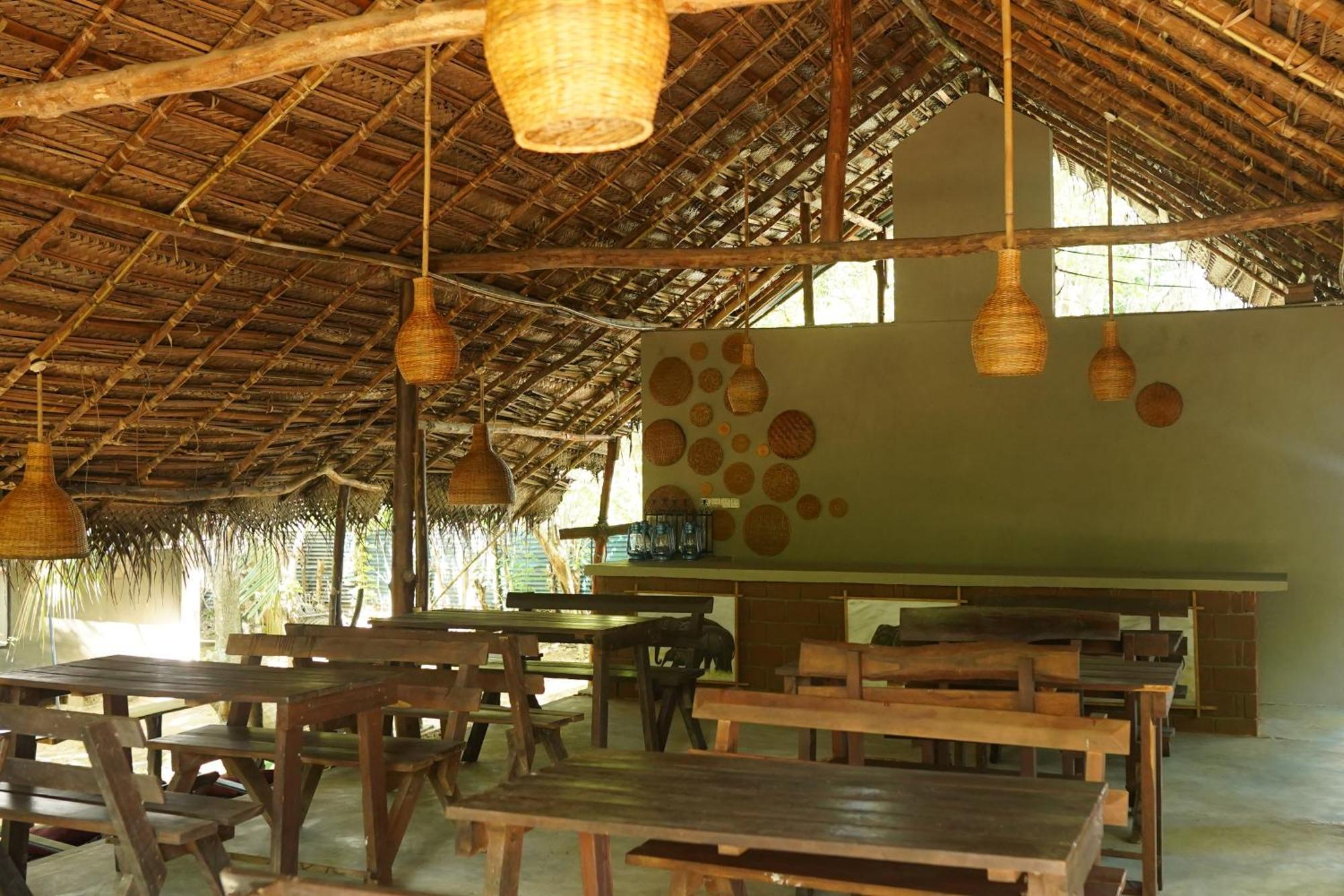 River Glamping By Gaga Bees Udawalawe Esterno foto