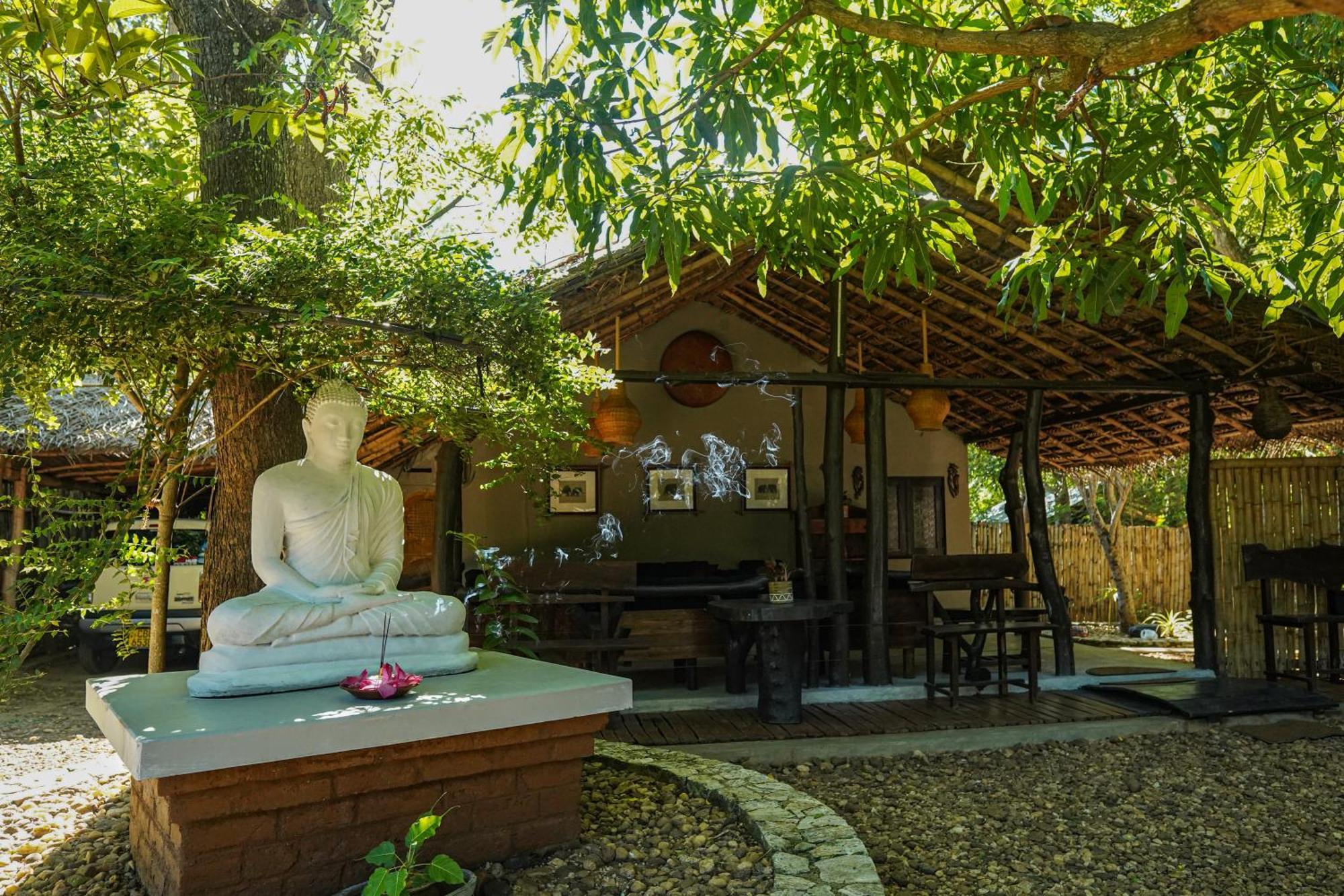 River Glamping By Gaga Bees Udawalawe Esterno foto
