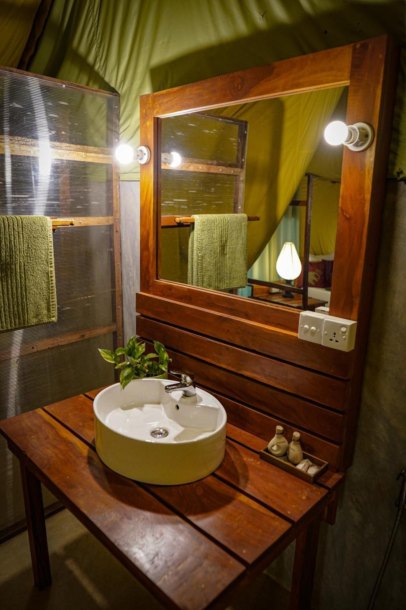 River Glamping By Gaga Bees Udawalawe Esterno foto